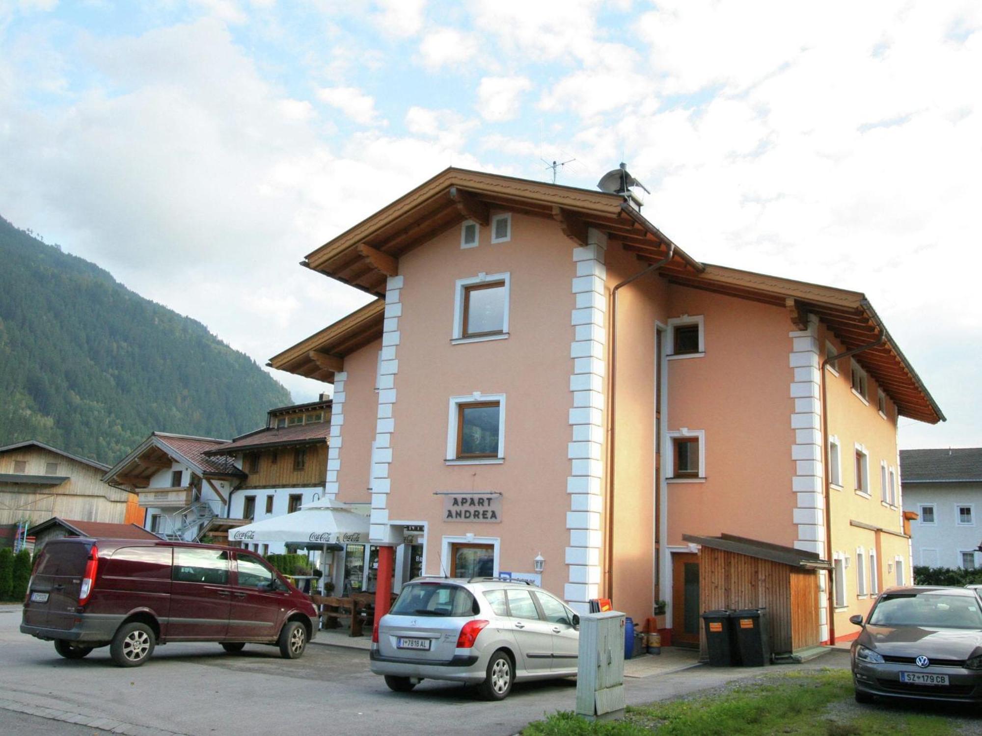 Charming Apartment In Uderns With Balcony Екстериор снимка